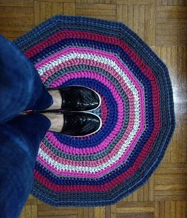 Coloque um tapete de crochê redondo com cores mescladas