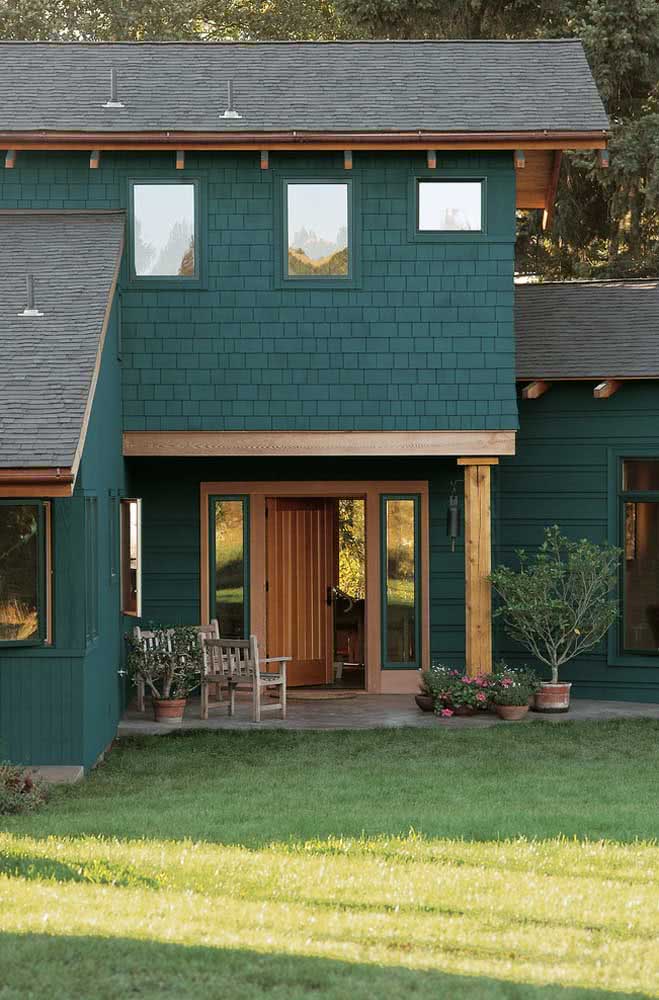 Cores de casas de campo: o verde da fachada se mistura com a vegetação do entorno