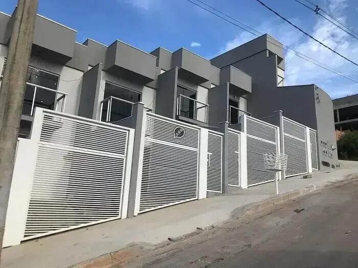 Cores de casas geminada com fachada cinza e portão branco