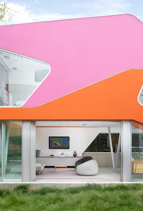 Cores de casas modernas: laranja e rosa se misturam nesta fachada