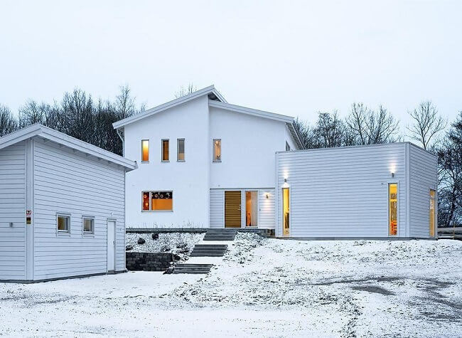 Cores de casas: a fachada branca se mistura com a cor da neve