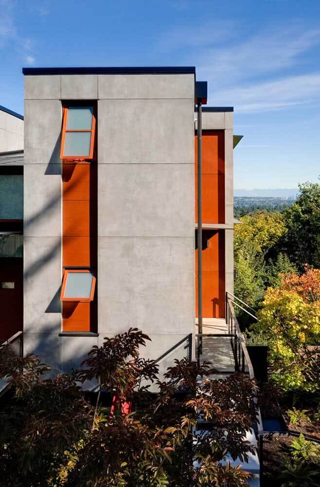Cores de casas: revestimento cinza e pintura laranja