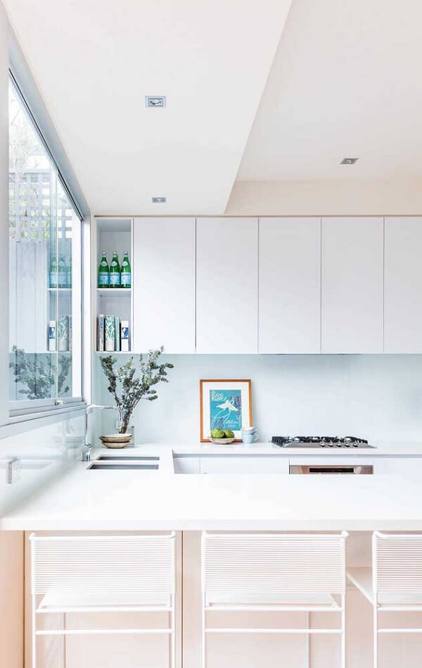 Cozinha clean com janela de vidro e esquadria de alumínio