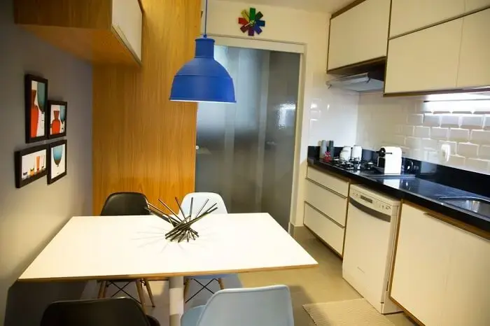 Cozinha neutra com relógio de parede colorido