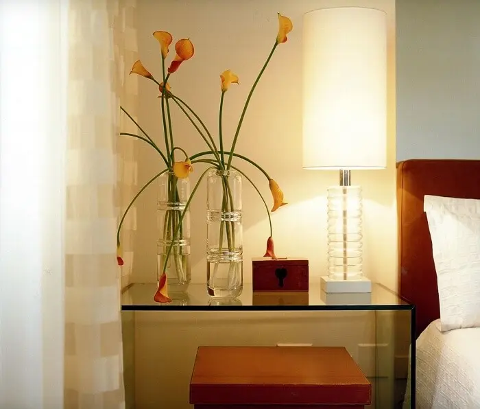Criado mudo moderno com vidro traz sofisticação para o quarto