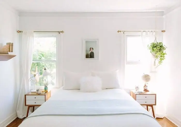 Criado mudo moderno feito em madeira é perfeito para um quarto com decoração escandinava