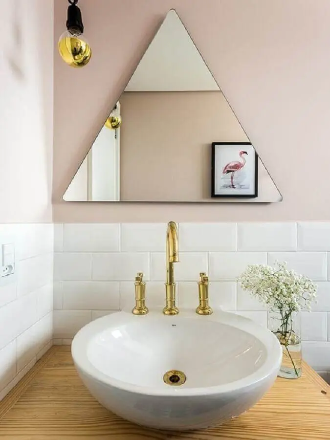 Decoração com espelho sem moldura triangular para banheiro Foto Pinterest