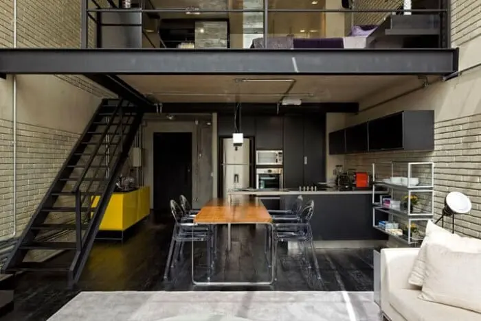 Decoração dark para esta sala com escada e cozinha americana