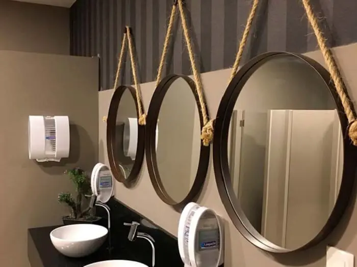 Design metálico para a moldura para espelho redondo de banheiro