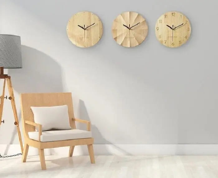 Diferentes modelos de relógio de parede feitos em madeira