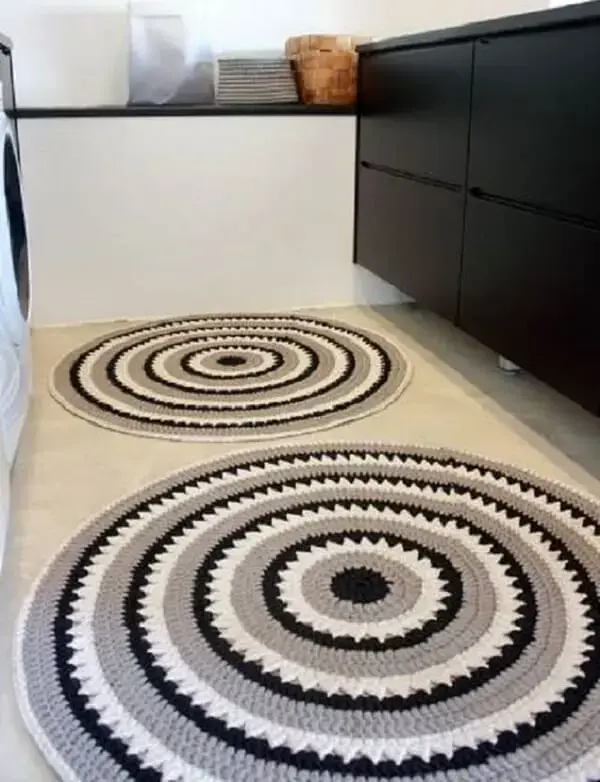 Dois tapetes de crochê complementam a decoração do espaço