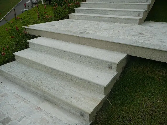 Escada revestida com pedra São Tomé branca