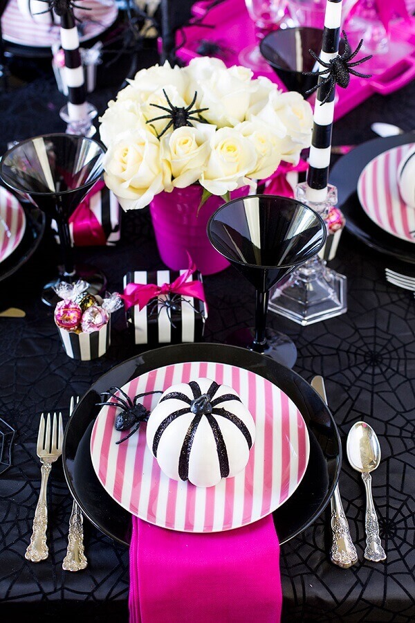 Festa de Halloween decorada com mesa preta e rosa Foto Elle Decor