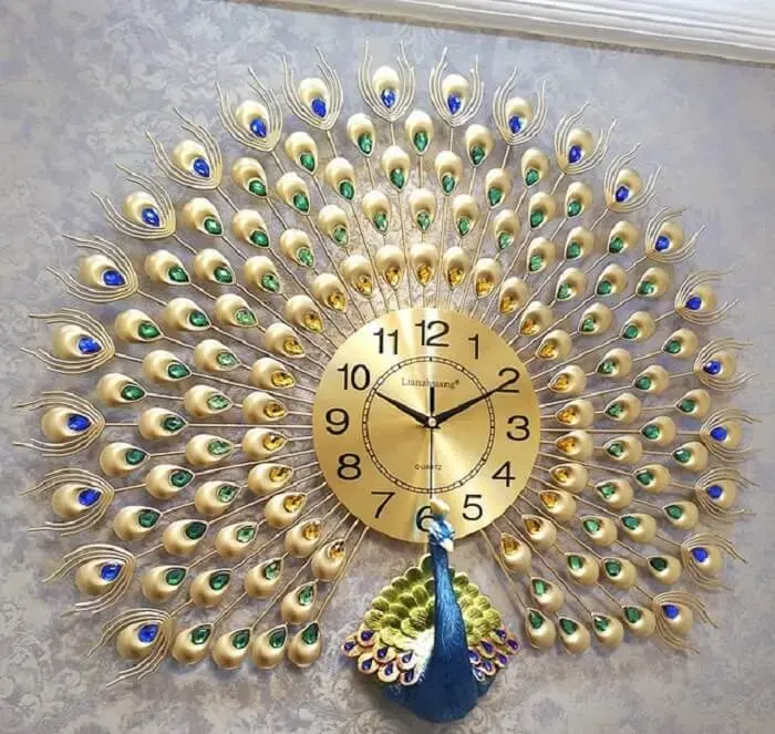 Relógio de parede feito de cristal com formato de pavão