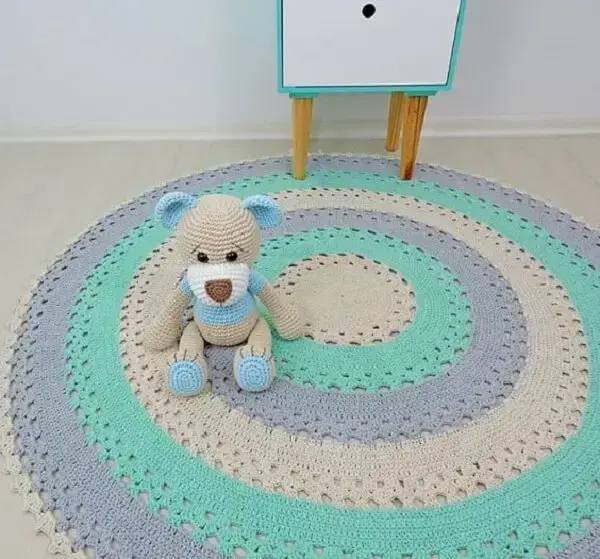 Invista em um tapete de crochê redondo com tons claros para quarto de bebê