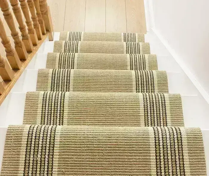 Invista em um tapete sisal para área das escadas