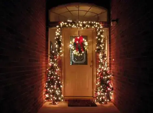 Invista em uma decoração criativa com luzes de natal na porta