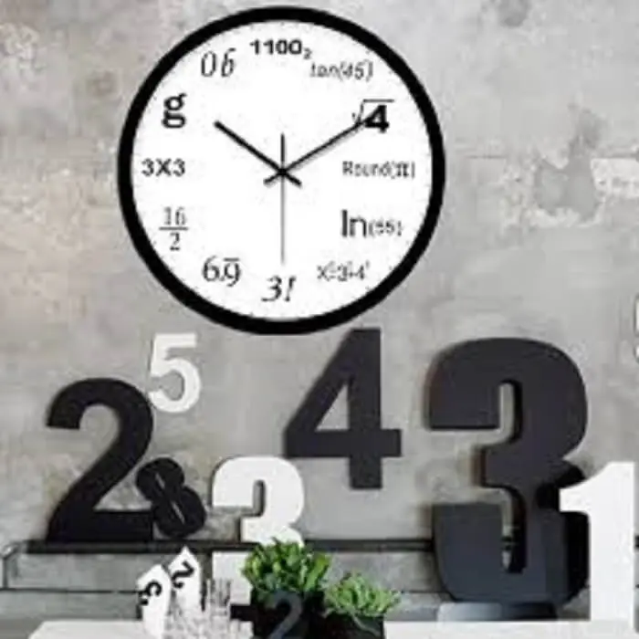 Matemáticos de plantão irão amar este modelo de relógio de parede