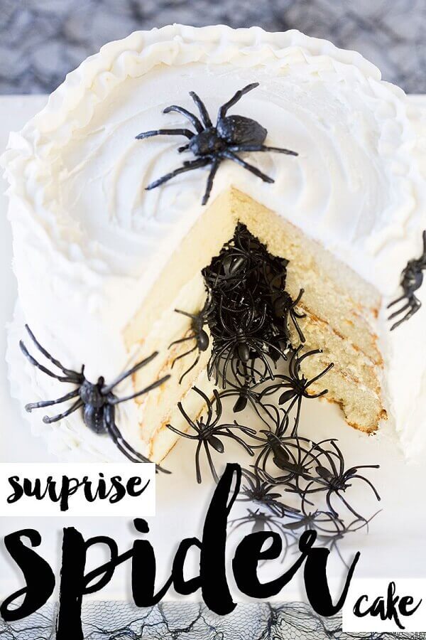 Modelo de bolo de Halloween com aranhas de brinquedo Foto The Cake Boutique