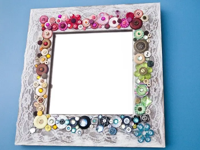 Moldura para espelho feita com botões coloridos