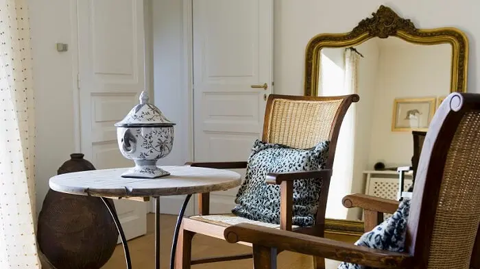 Moldura para espelho barroco encanta a decoração da sala de estar