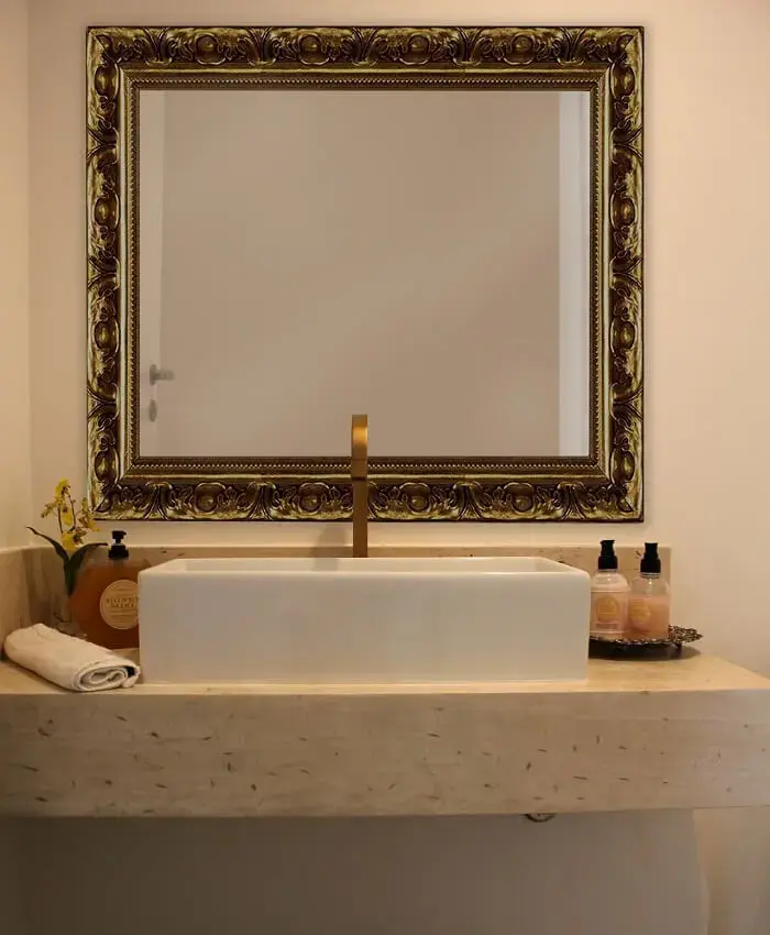 Moldura para espelho de banheiro provençal traz elegância para o ambiente