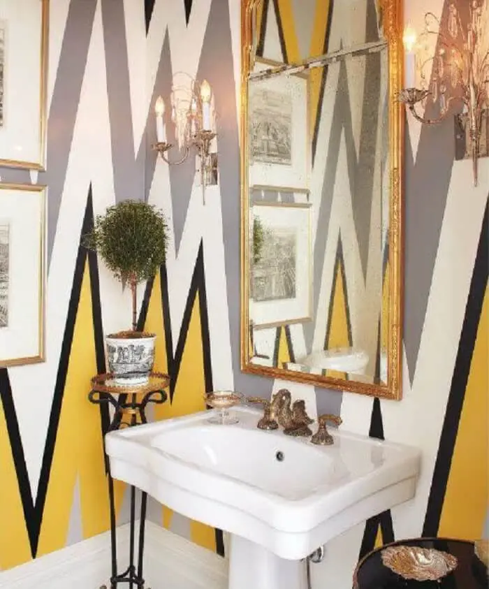 Moldura para espelho dourada traz sofisticação para o banheiro