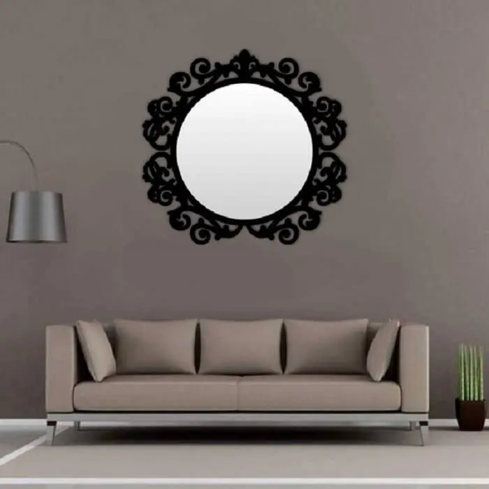 Moldura para espelho em MDF preto chama a atenção na sala de estar