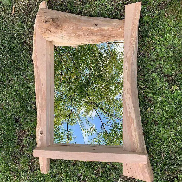 Moldura para espelho feito em madeira segue formato orgânico