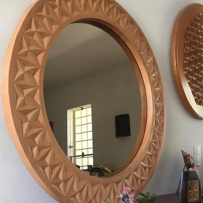 Moldura para espelho feito em madeira traz aconchego ao ambiente