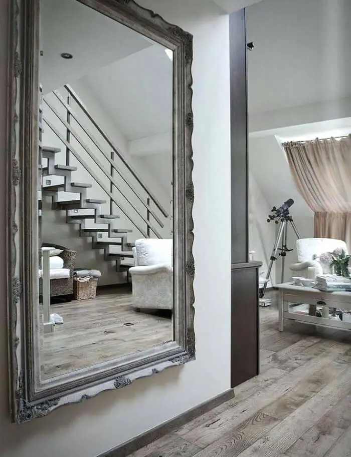 Moldura para espelho grande com estilo provençal fixada a parede