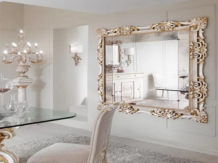 Moldura para espelho grande veneziano transmite sofisticação para a sala de jantar