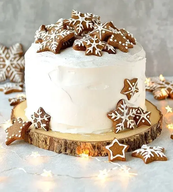 The white Christmas cake highlights the presence of star-shaped biscuits