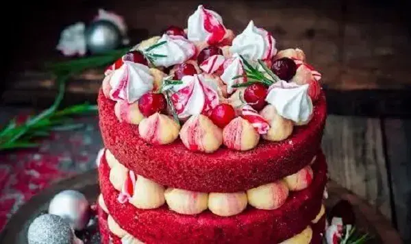 O bolo de natal com massa red velvet é perfeito para a celebração
