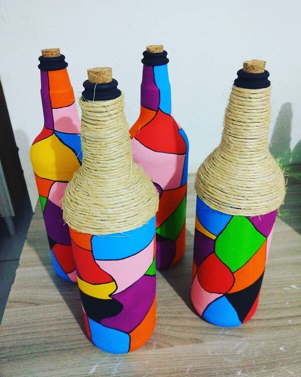 O cordão de sisal traz um toque rústico para as garrafas decoradas