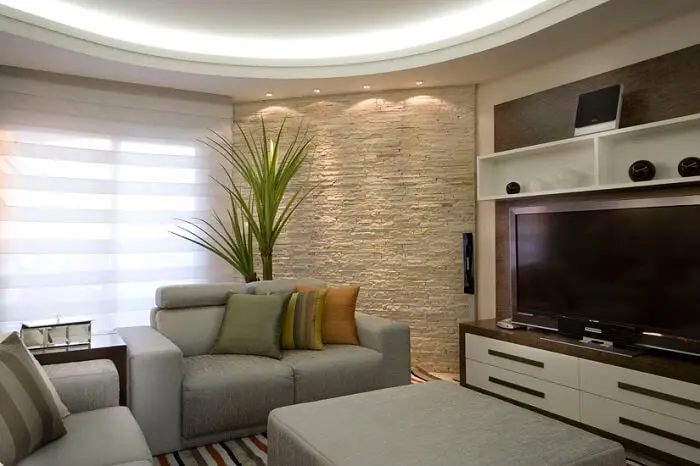 O revestimento da parede da sala de estar foi feito com filete de pedra São Tomé