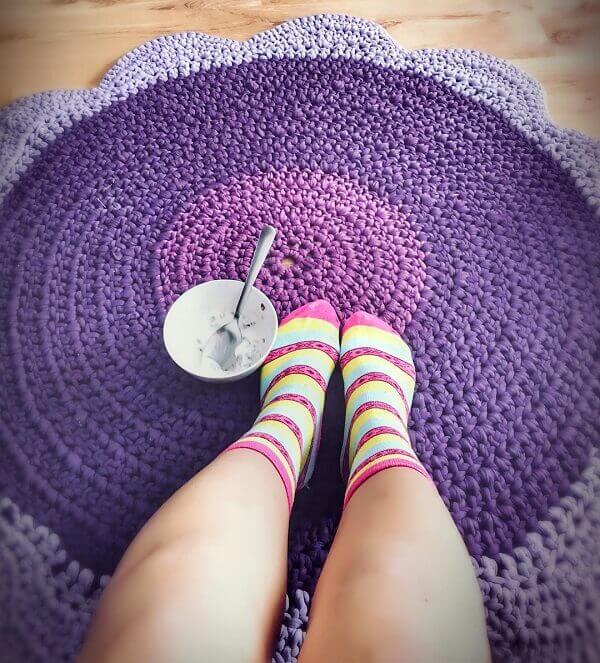 O tapete de crochê proporciona conforto aos pés