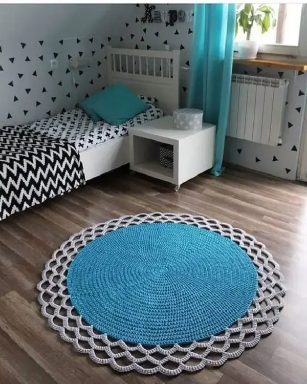 O tapete de crochê redondo se harmoniza perfeitamente coma decoração do quarto
