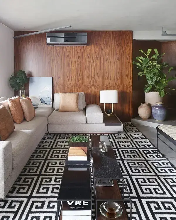 O tapete preto e branco delimita o espaço da sala de estar