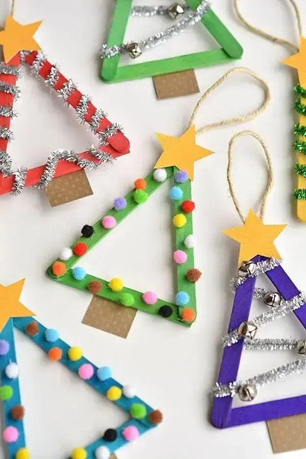 Ice cream sticks turn into Christmas trees and serve as souvenirs