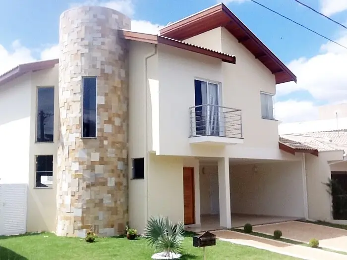 Parte da fachada da casa foi feita com pedra São Tomé amarela