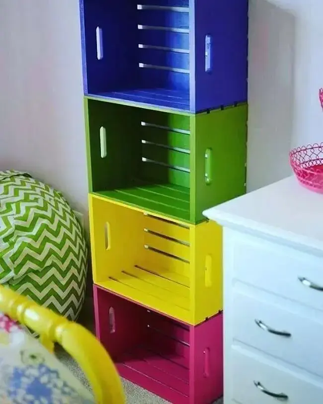 Pinte o caixote de madeira e decore o quarto das crianças com cores alegres