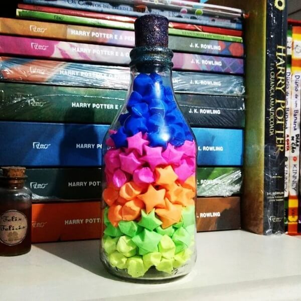 Preencha as garrafas decoradas com papel colorido