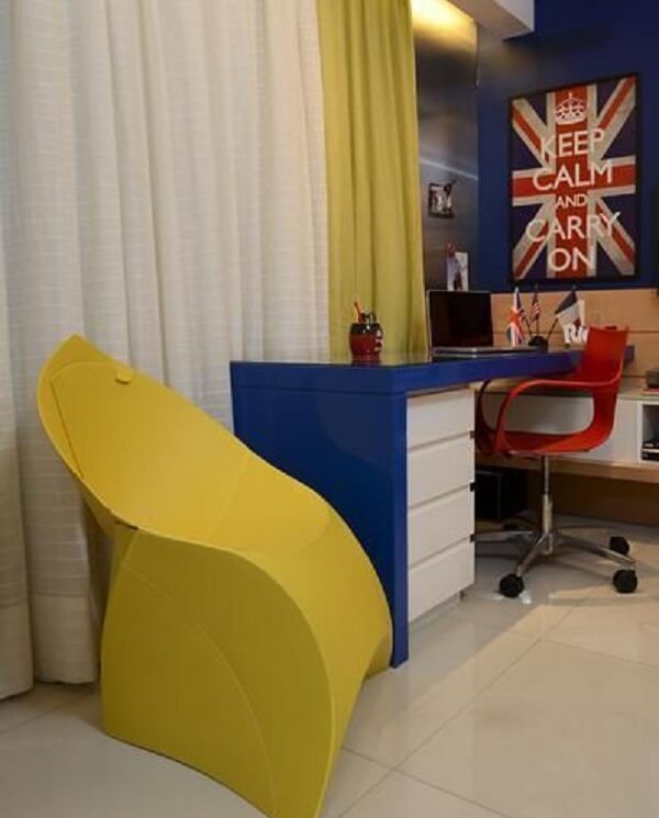 Quarto de solteiro com cadeira amarela com design criativo