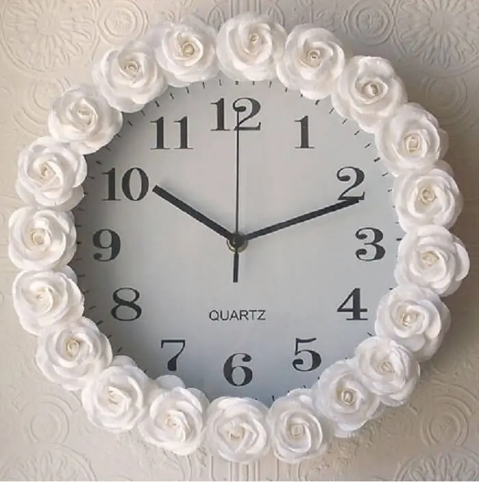 Relógio de parede com acabamento feito com rosas brancas