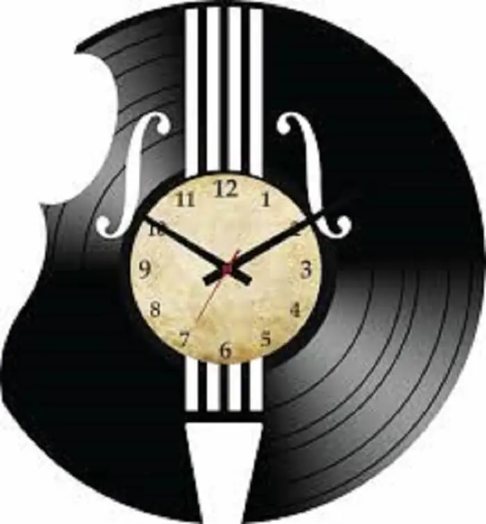 Relógio de parede feito com disco de vinil simula um instrumento musical