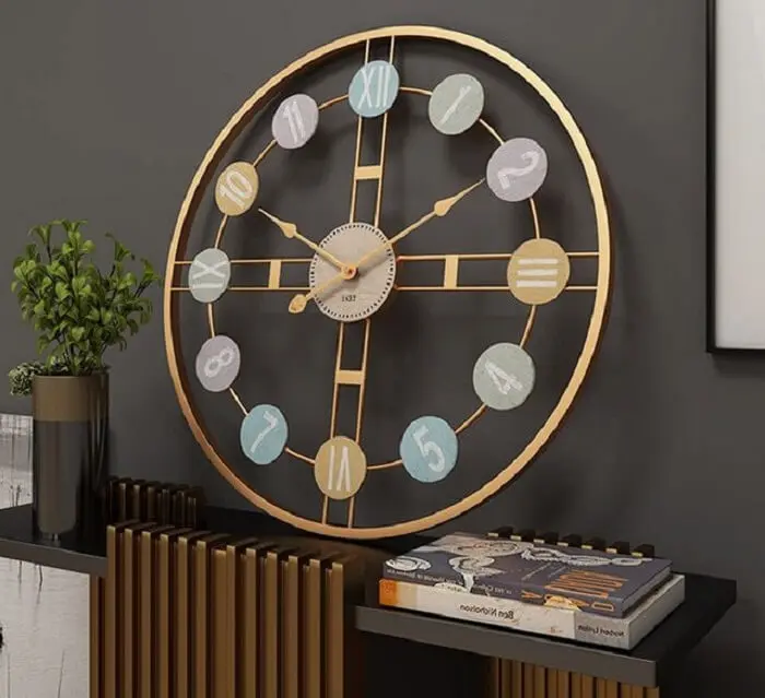 Relógio de parede com design retrô e estrutura metálica