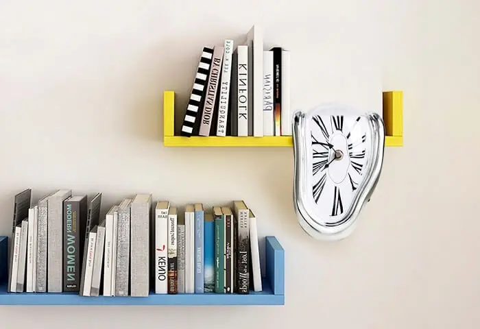 Relógio de parede criativo com design derretido