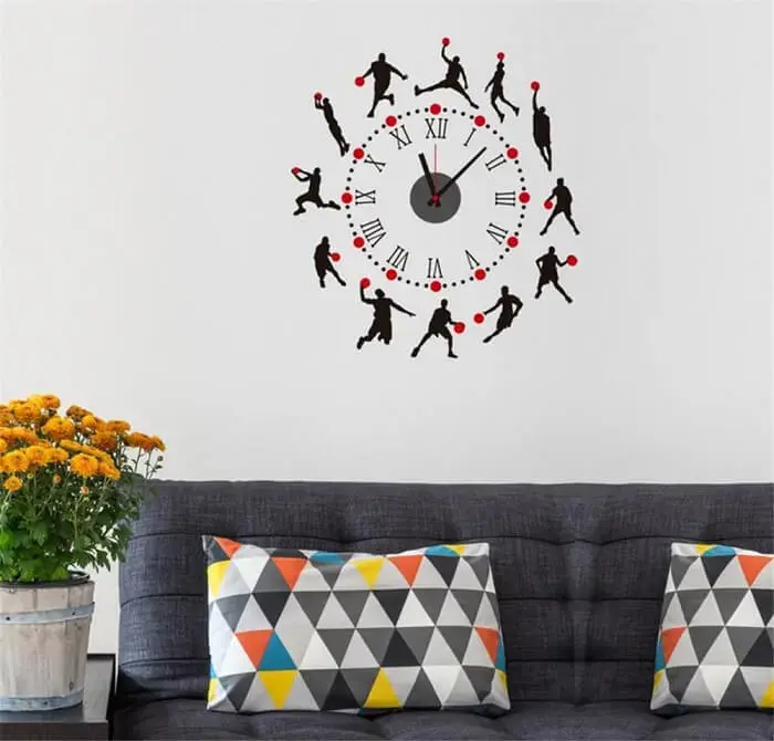 Relógio de parede criativo fixado na sala de estar
