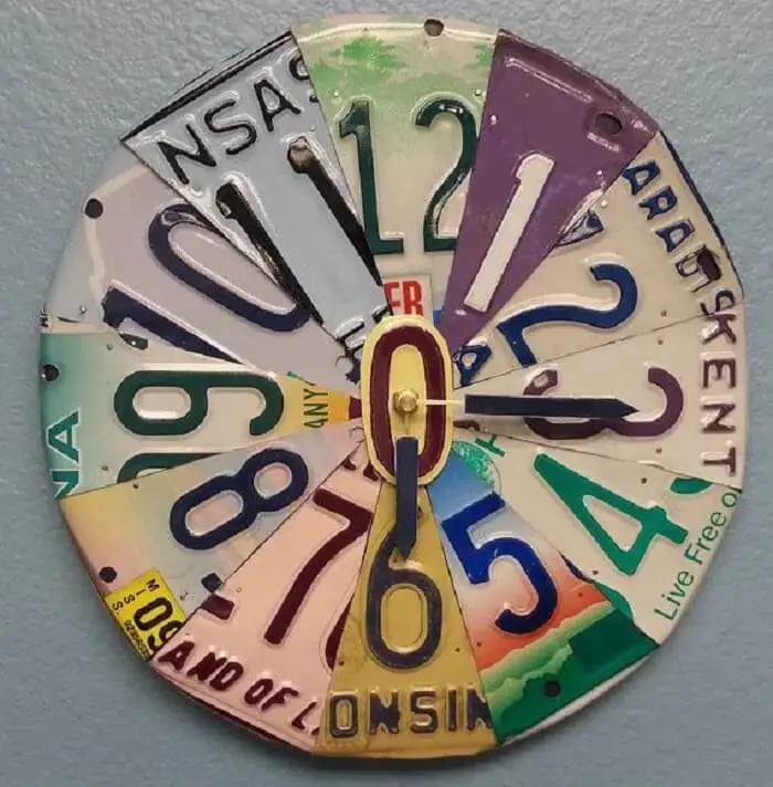 Relógio de parede feita com placas metálicas
